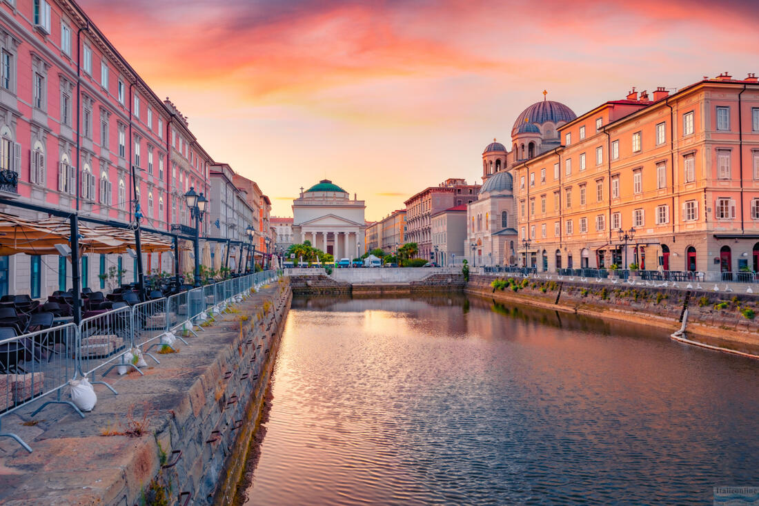 Nádherný ranní pohled na Canal Grande di Trieste a kostel SantAntonio Nuovo na pozadí