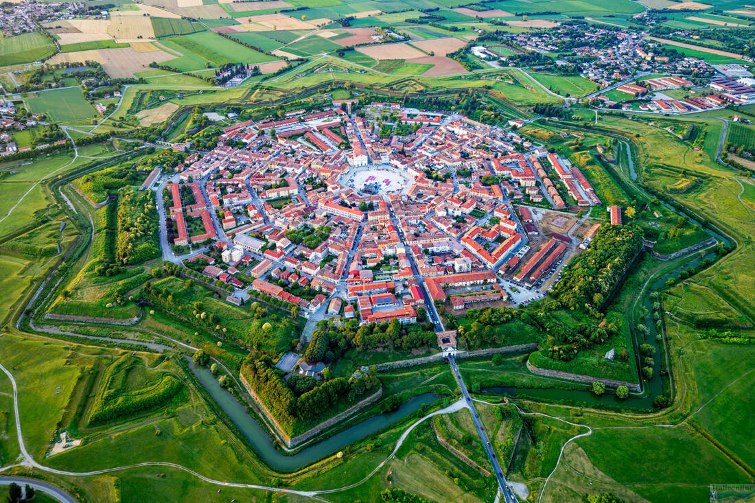 Letecký pohled z dronu na benátskou pevnost Palmanova v Itálii