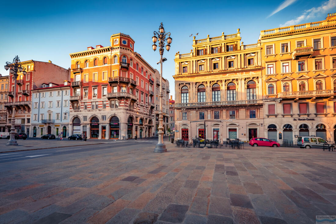 Nádherný ranní pohled na náměstí Piazza del Ponte rosso