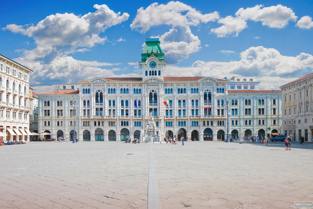 Pohled na Piazza Unità dItalia v Terstu, největší náměstí na břehu moře v Evropě