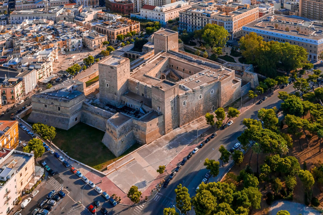 Hrad Castello Normanno Svevo z ptačí perspektivy