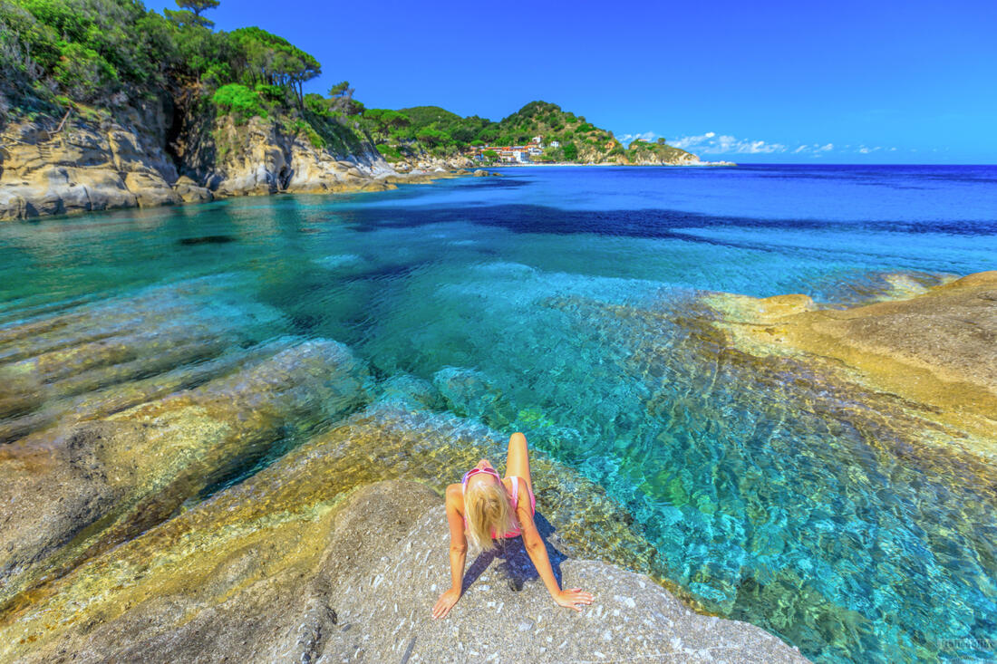 Žena se opaluje na pláži Cotoncello, Elba