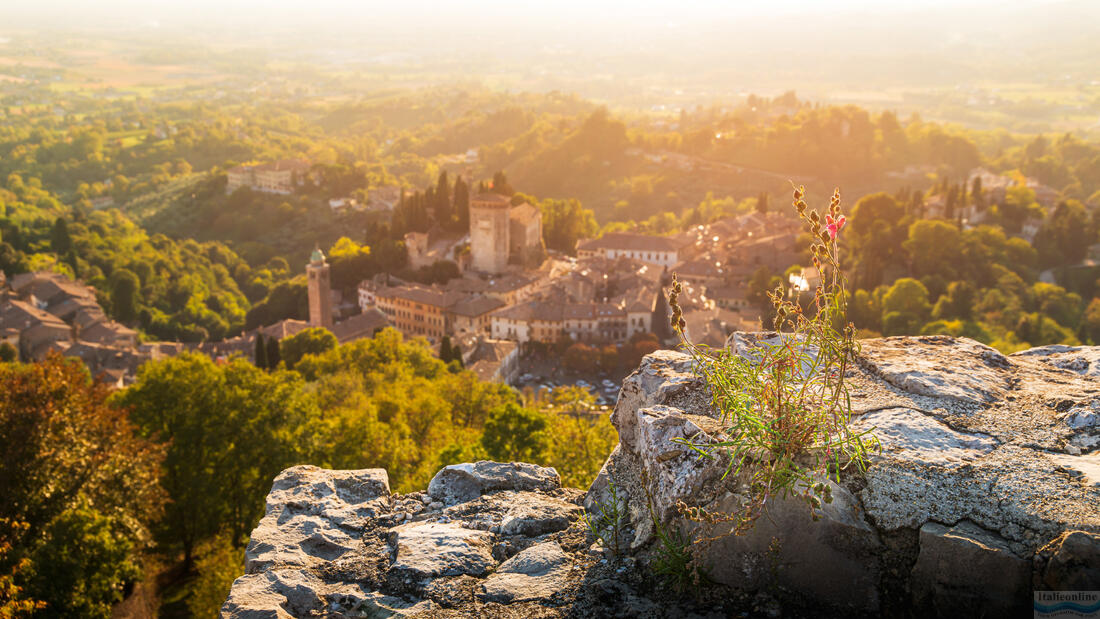 Pohled na zámek z pevnosti Rocca di Asolo - Asolo - Treviso