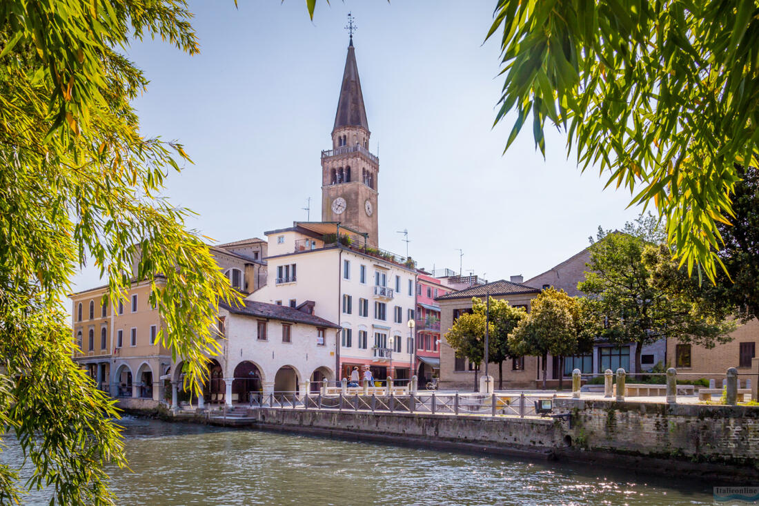 Panoráma města Portogruaro s dómem Santandrea apostolo a řekou Lemene