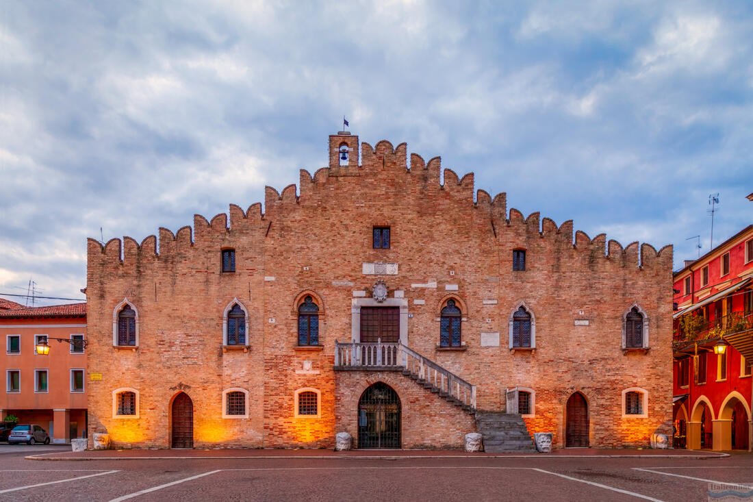 Průčelí radnice v Portogruaro z 13 století