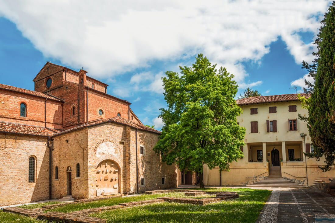 Dvor opatství Santa Maria in Silvis v Sesto al Reghena se základy původního starověkého trojapsidového kostela