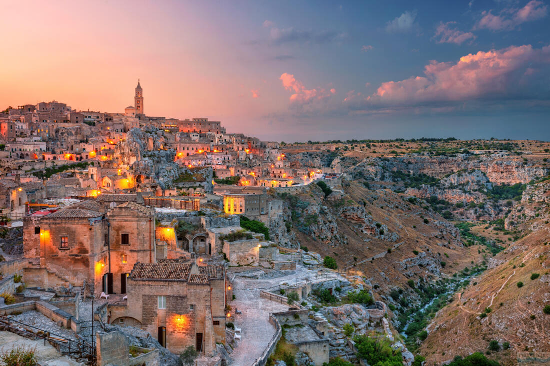 Pohled na město Matera po západu slunce