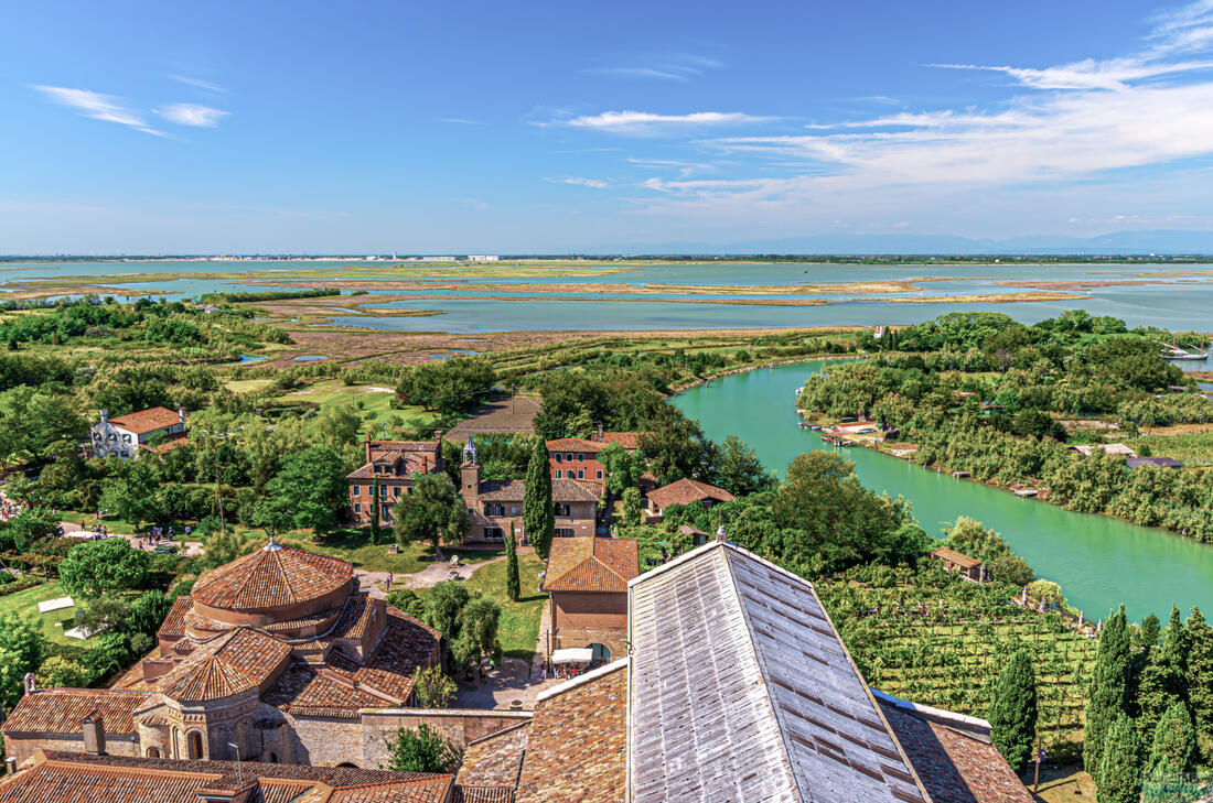 Ostrov Torcello - pohled z baziliky Santa Maria Assunta na Benátskou lagunu