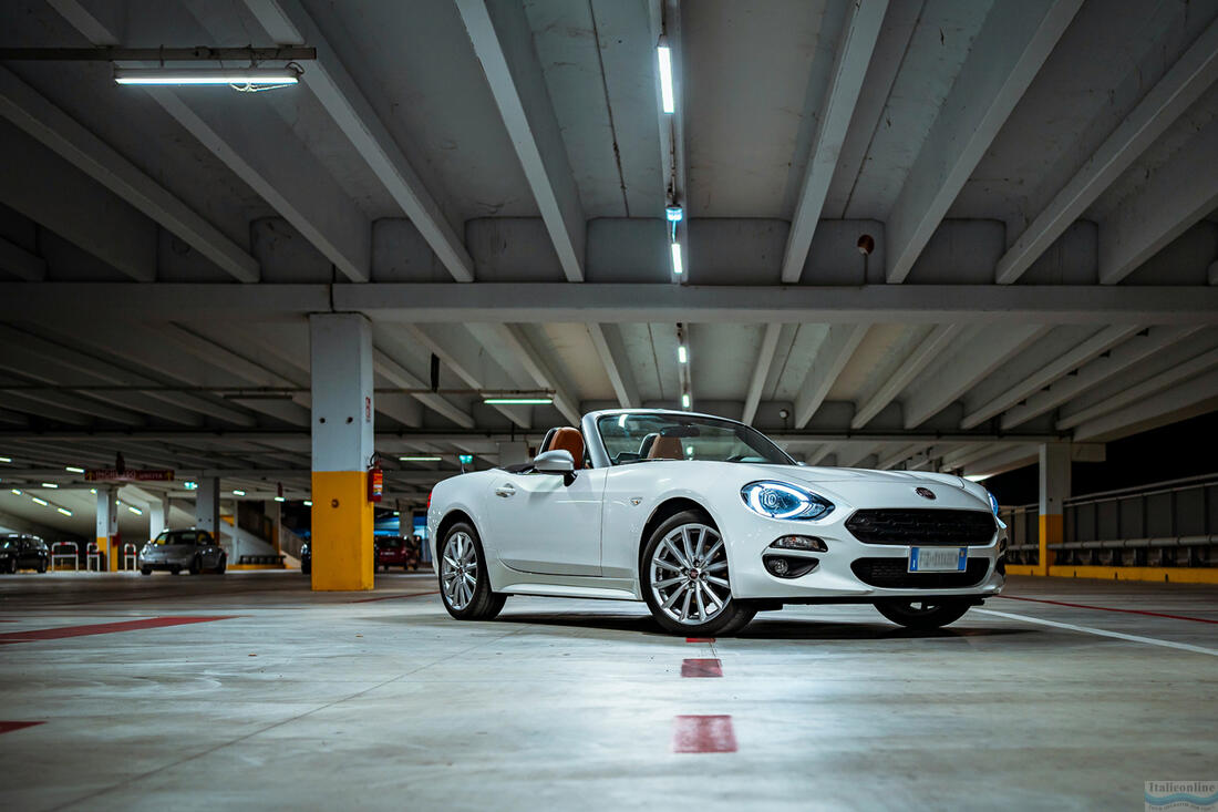 Fiat 124 Spider na parkovisku, Abruzzo, Itálie