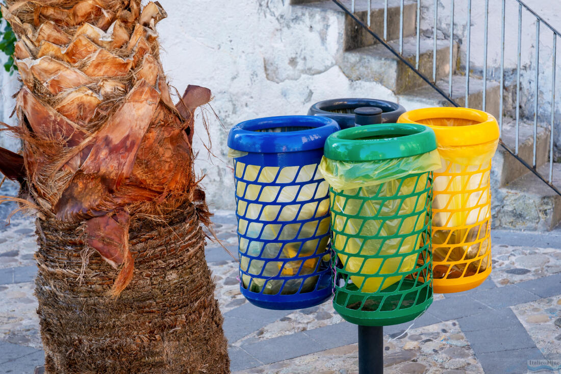 Koše na třídění odpadu ve městě. Žlutá - papír, modrá - plast, zelená - sklo, šedá - směsný odpad. Tropea, Kalábrie, Itálie.