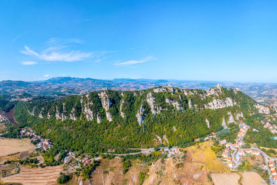 Letecký pohled na Monte Titano v San Marinu