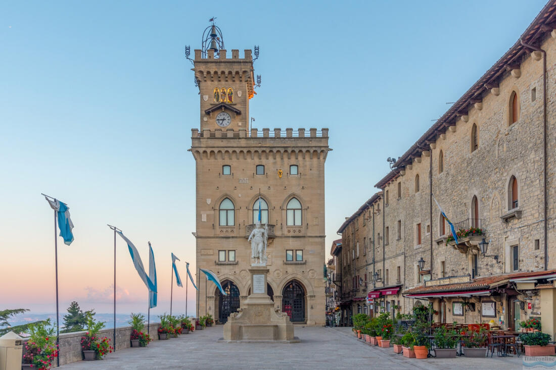 San Marino - Statua della Libertà před Palazzo Pubblico na Piazza della Libertà