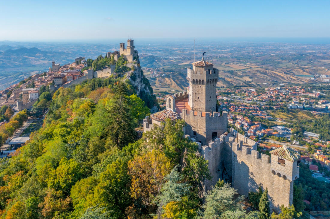 Dvě ze tří věží San Marina - Torre Guaita a Torre Cesta