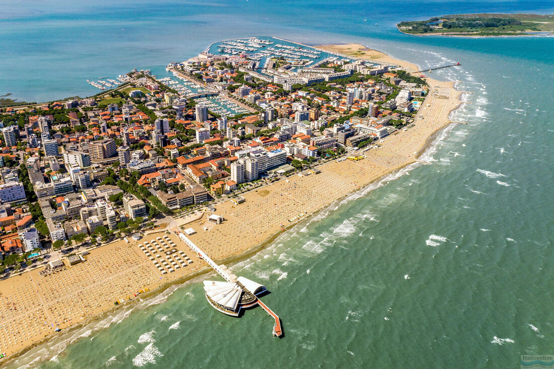 Letecký pohled na pláž v Lignano Sabbiadoro