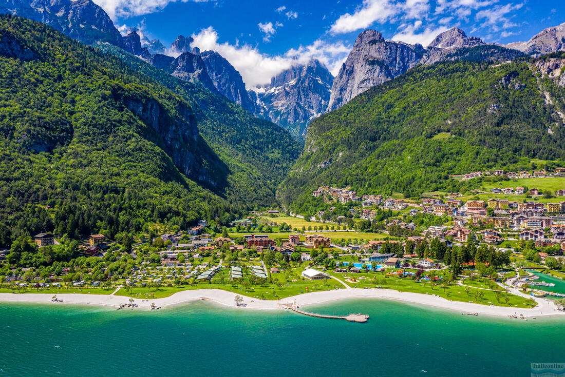 Panoráma jezera Lago di Molveno