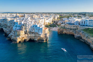 Polignano a Mare, město s ikonickou jeskynní restaurací