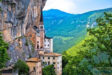 1540 schodů do nebe. Santuario Madonna della Corona